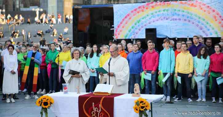 Priester segnen gleichgeschlechtliche Paare vor Kölner Dom