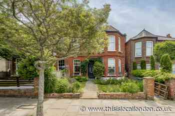 Split-level garden flat in Minster Road, Cricklewood, NW2