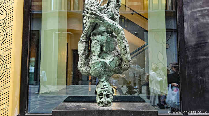 London’s Public Art: The Reflection sculpture by David Breuer-Weil