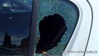 Ladro sorpreso all'interno di un'auto dopo aver sfondato il finestrino