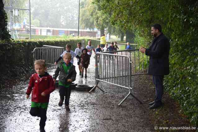 Scholenveldloop met obstakels en vooral veel regen