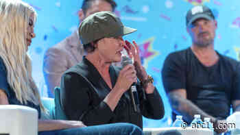 Shannen Doherty gets emotional after standing ovation at '90s Con: 'I have a fight for my life'