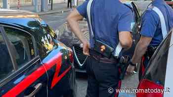 Camminano per Roma e vengono rapinati, la coppia di turisti reagisce e blocca il ladro