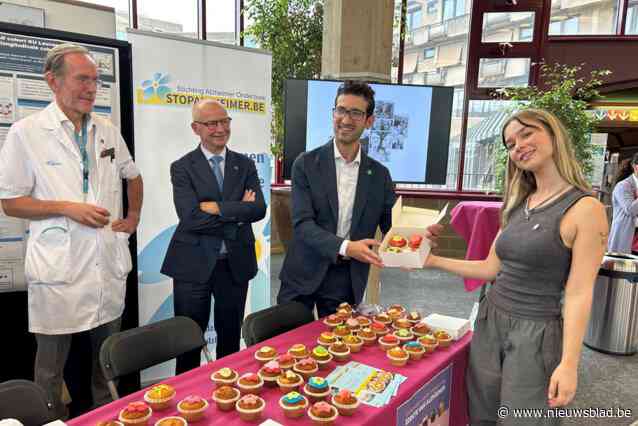 Luka Cruysberghs verkoopt cupcakes ten voordele van Stichting Alzheimer Onderzoek