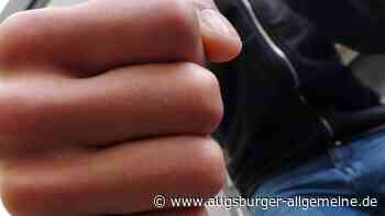 Nach Fußballspiel fliegen die Fäuste