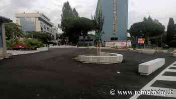 La "finta" pedonalizzazione al Torrino: le auto ci passano, la fontanella è spenta. E le aiuole sono già tutte secche