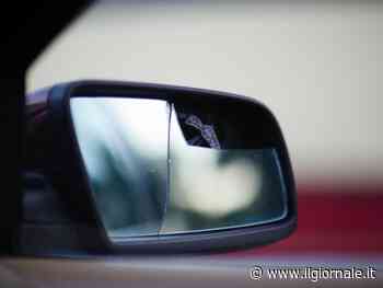 "Hai rotto lo specchietto, paga", ma l'anziano non ci casca: 18enne in manette