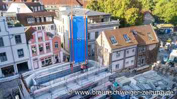 Stralsund: Riesen-Kran hievt tonnenschwere Scheiben