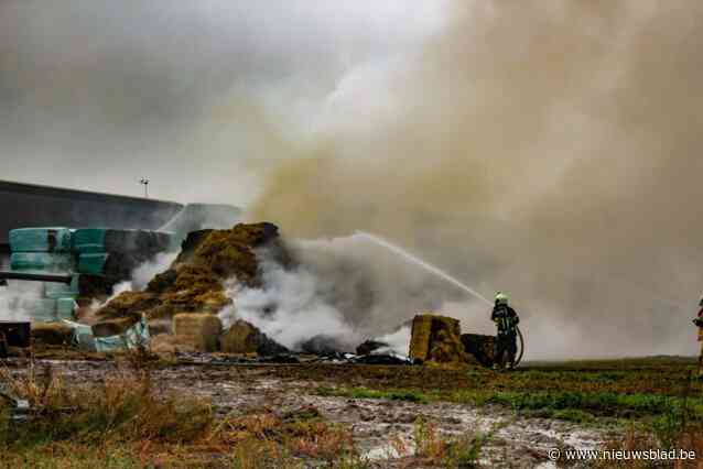 Uren bluswerk nadat 500 kubieke meter strobalen vuur vatten