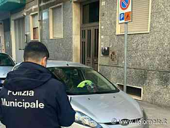 Rimprovera straniero che attraversa col rosso: vigile aggredito a calci e pugni