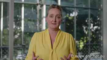 New Qantas boss publicly apologises for letting travelling public down