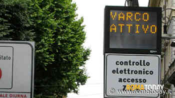 Aprono portellone del furgone per nascondere targa ed entrare nella Ztl