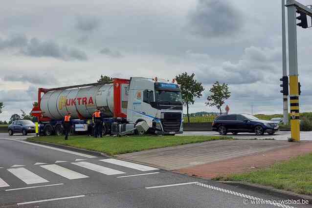 Vrachtwagen ramt flitscamera