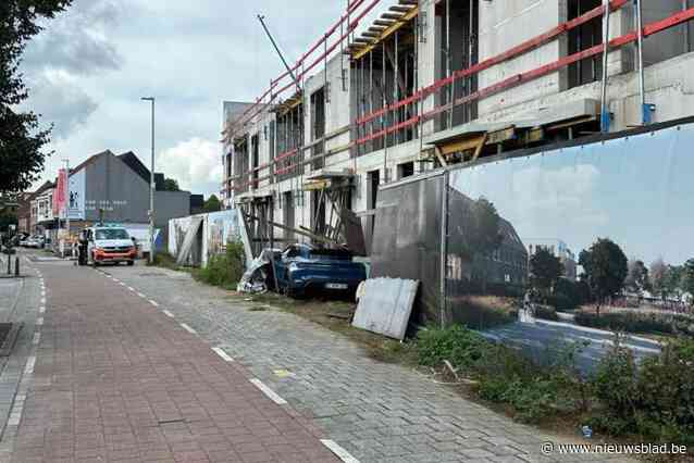 Porsche doet ongelukkig manoeuvre om uit te wijken en rijdt bouwwerf binnen: luxewagen boort zich door afsluiting