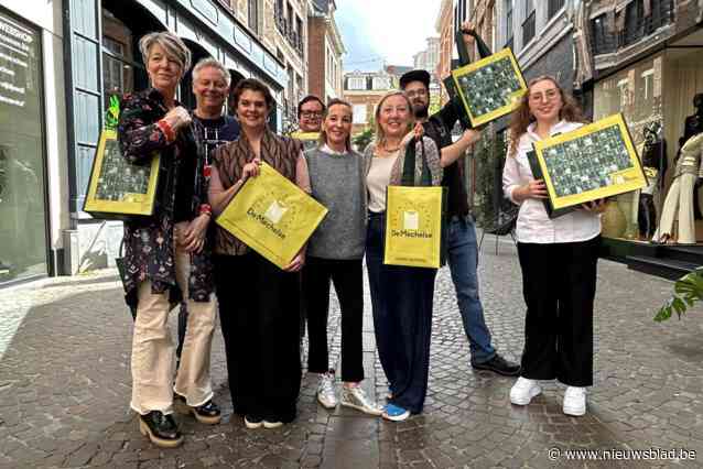 Handelaars van winkelstraat maken samen shoppingtas