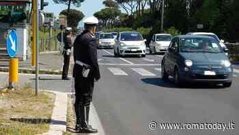 Incidente sulla Colombo, scontro tra due auto e strada chiusa: due feriti