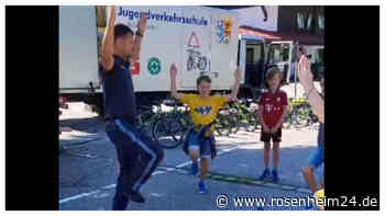 Plattl-Polizist geht viral – und zaubert Grundschülern ein Lächeln ins Gesicht