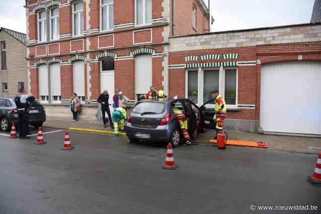 Bejaarde bestuurder (89) rijdt na tankbeurt tegen huisgevel