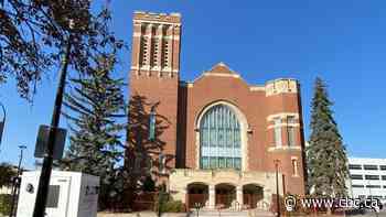 Downtown Regina church fenced off after officials say unhoused people started fires on property