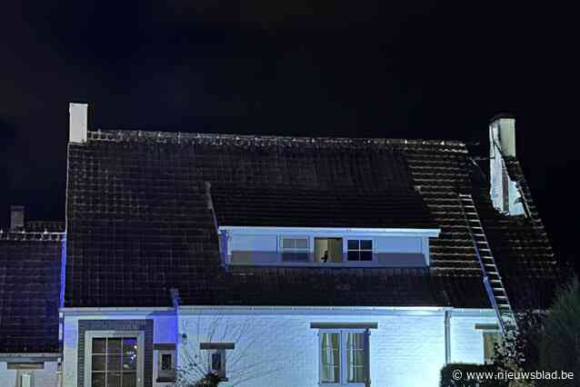 Blikseminslagen treffen twee huizen in Oostduinkerke, bovenverdieping vakantiehuis vernield: “Mensen waren net klaar met verbouwen”