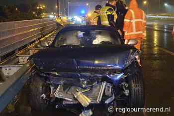 Auto tijdens harde regenval tegen vangrail A7 gereden