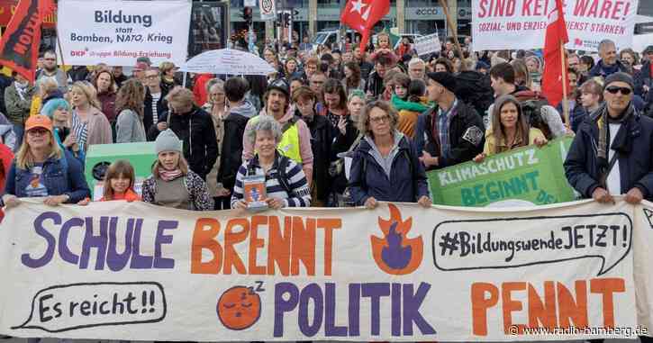 Tausende Menschen demonstrieren für besseres Bildungssystem