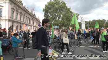 "Schule muss anders": Tausende Menschen demonstrieren für bessere Bildung in Deutschland