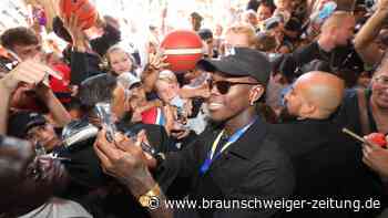 Dennis Schröder unter Jubel bei Eintracht Braunschweig zu Gast