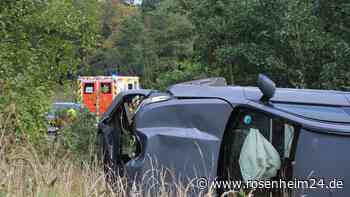 Fahranfänger (18) prallt mit vollbesetztem Auto gegen Baum - fünf Verletzte