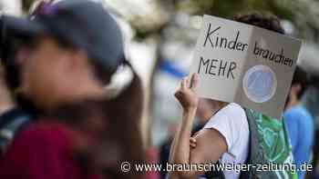 Tausende demonstrieren für bessere Bildung in Deutschland