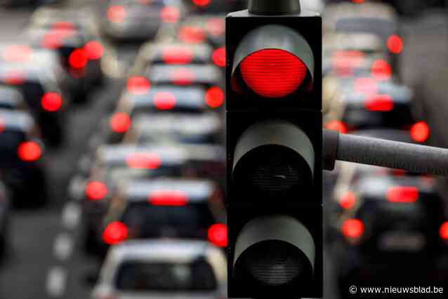 Veertiger onder invloed rijdt door rood licht en wordt aan de kant gezet