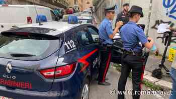 Sorpreso a rubare nel negozio viene inseguito da addetto alla sicurezza, poi gli lancia contro un monopattino