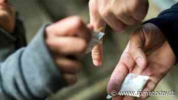 Il pusher che spaccia eroina davanti al fast food