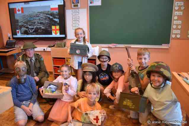 Luitenant Roy Firth op bezoek in Meetjeslandse scholen
