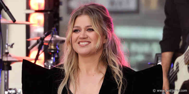 Kelly Clarkson Joins Street Performer In Impromptu Performance (& Captures the Moment the Busker Recognizes Her!)