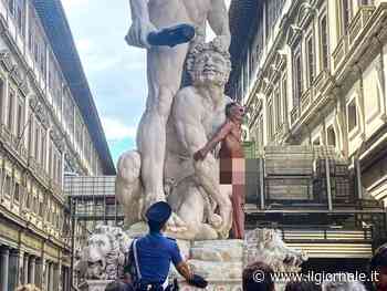 Firenze, uomo nudo si arrampica sulla statua in piazza Signoria. Sul corpo la scritta "censurato"