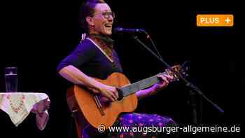 "Ganz einfach": Martina Schwarzmanns urlustiger Auftritt in Augsburg