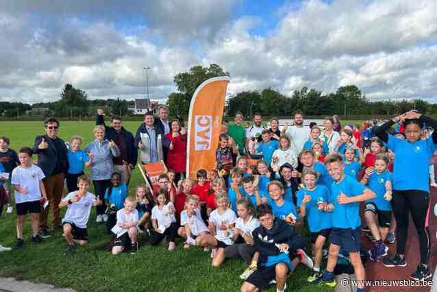 Schoolkinderen lopen rondjes voor het JAC