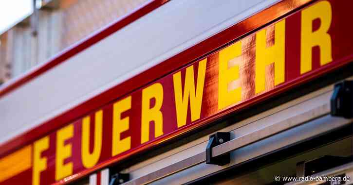 Lastwagen mit neun Autos brennt auf A3