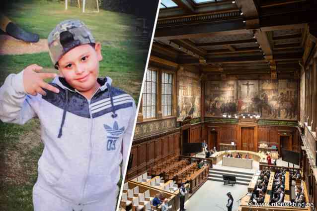 Mama van Daniel (9) verlaat huilend assisenzaal door schokkende beelden van overleden zoon