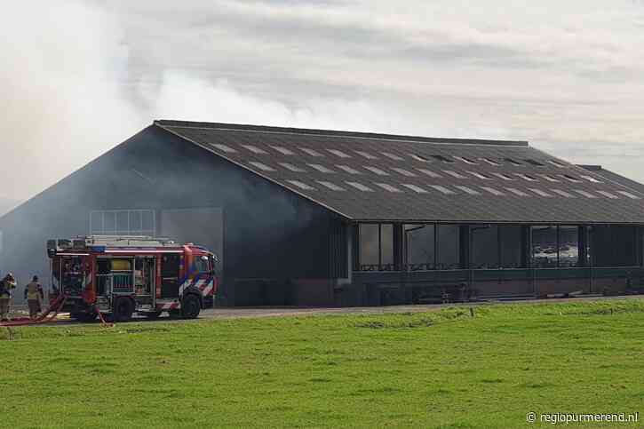 Veel rookontwikkeling bij brand in stal in Noordbeemster, meerdere korpsen onderweg