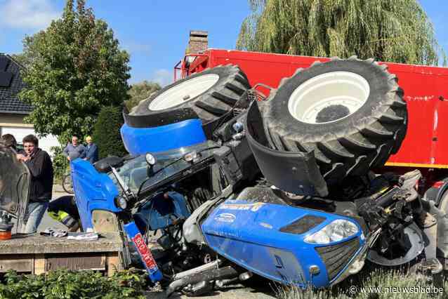 Chauffeur (61) gewond nadat tractor van 10 ton kantelt in centrum: auto vernield en schade aan wegdek