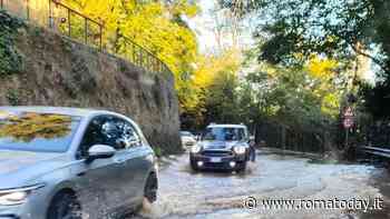 Si rompe tubatura e allaga la strada. Traffico impazzito a Roma nord