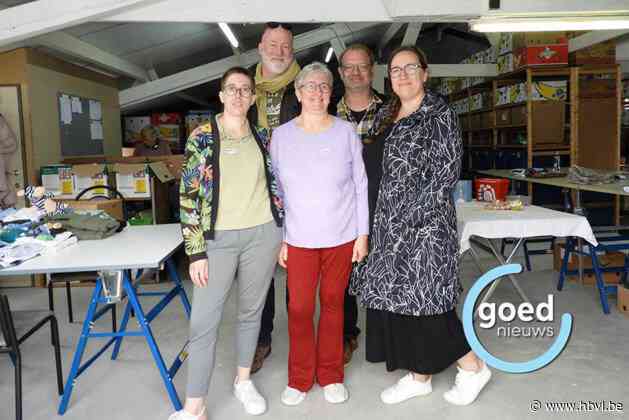 Kledingpunt Peer laat zien hoe kleren aan kinderen in nood worden verdeeld