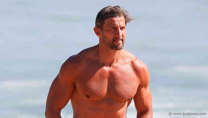 Tim Robards, the First 'Bachelor' in Australia, Bares Buff Body During Beach Day in Sydney