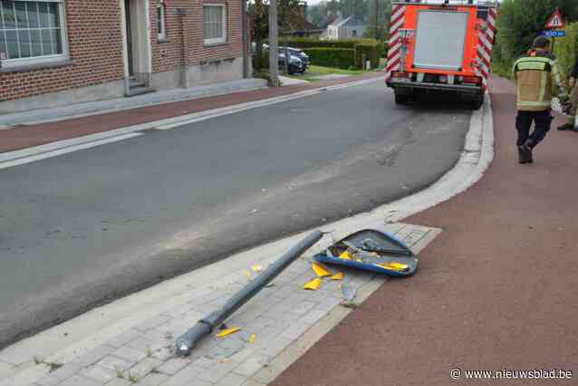 Bestuurder maait verkeersborden omver en pleegt vluchtmisdrijf met ... lekkende auto