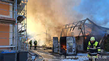 Brennendes Fahrzeug setzt Holzschuppen und Wohnhäuser in Brand - Polizei mit Details