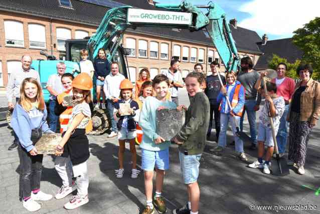 4400 m2 betontegels gaan op de schop in de Centrumschool in Kuurne: “Ontharde speelplaats waar groen, water, leren en spelen een nieuwe invulling krijgen”