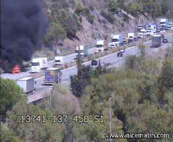 Une voiture en feu sur l'A8 provoque d'importants bouchons dans le sens Nice-Aix ce mardi