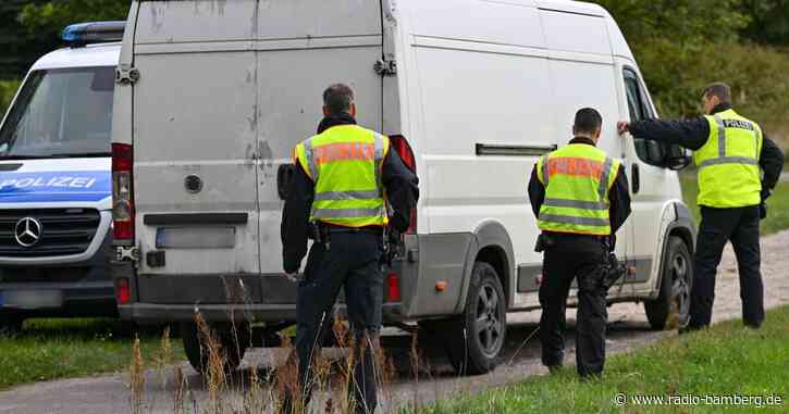 43 Flüchtlinge in Kleintransporter: Schleuser entkommt